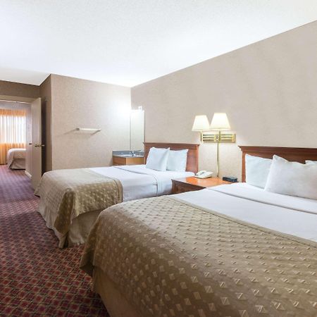 Ramada By Wyndham Topeka Downtown Hotel & Convention Center Exterior photo