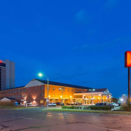 Ramada By Wyndham Topeka Downtown Hotel & Convention Center Exterior photo