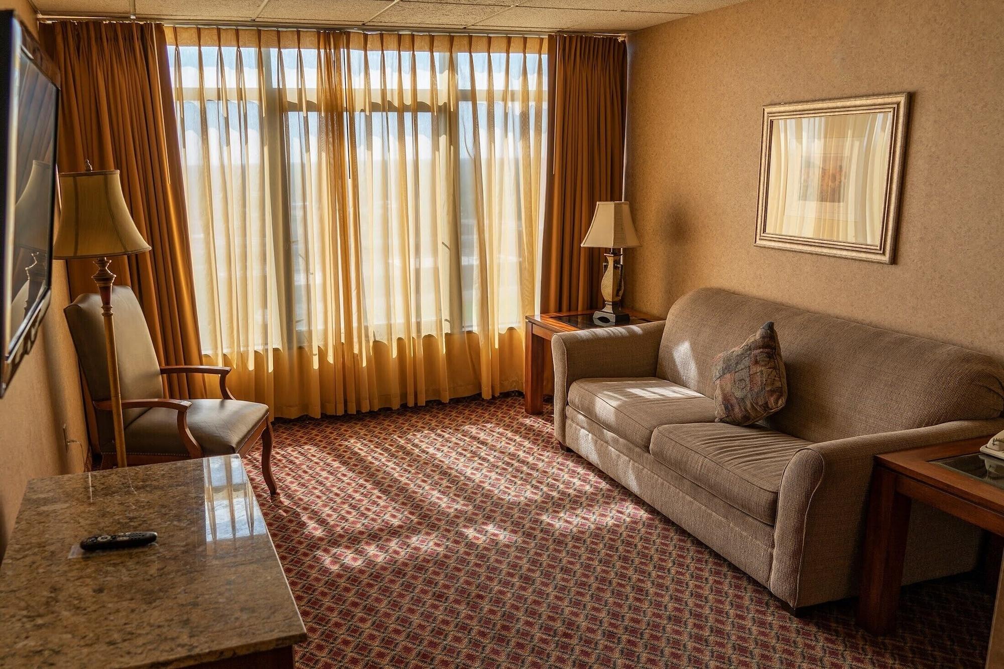 Ramada By Wyndham Topeka Downtown Hotel & Convention Center Exterior photo