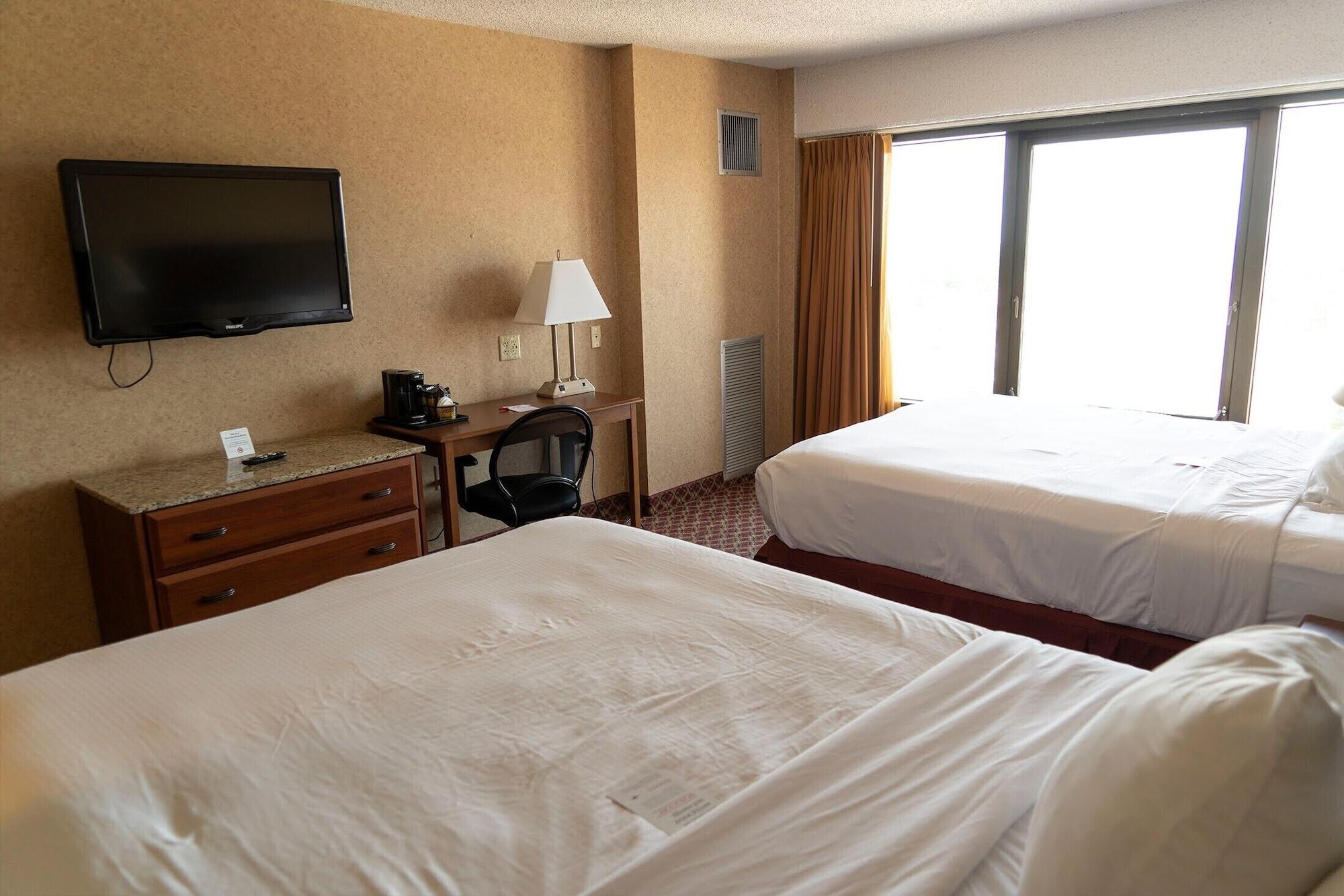 Ramada By Wyndham Topeka Downtown Hotel & Convention Center Exterior photo