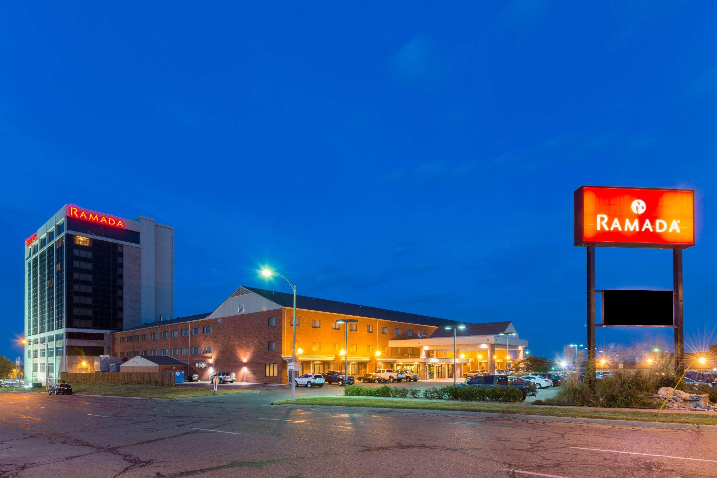 Ramada By Wyndham Topeka Downtown Hotel & Convention Center Exterior photo