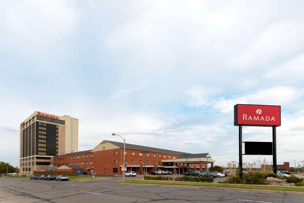Ramada By Wyndham Topeka Downtown Hotel & Convention Center Exterior photo
