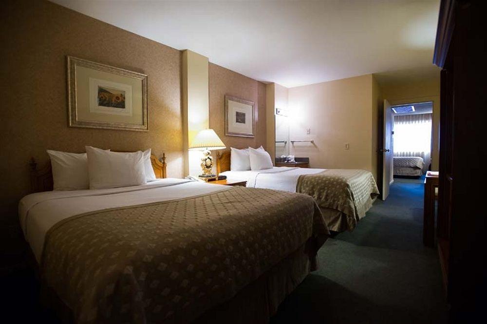 Ramada By Wyndham Topeka Downtown Hotel & Convention Center Exterior photo