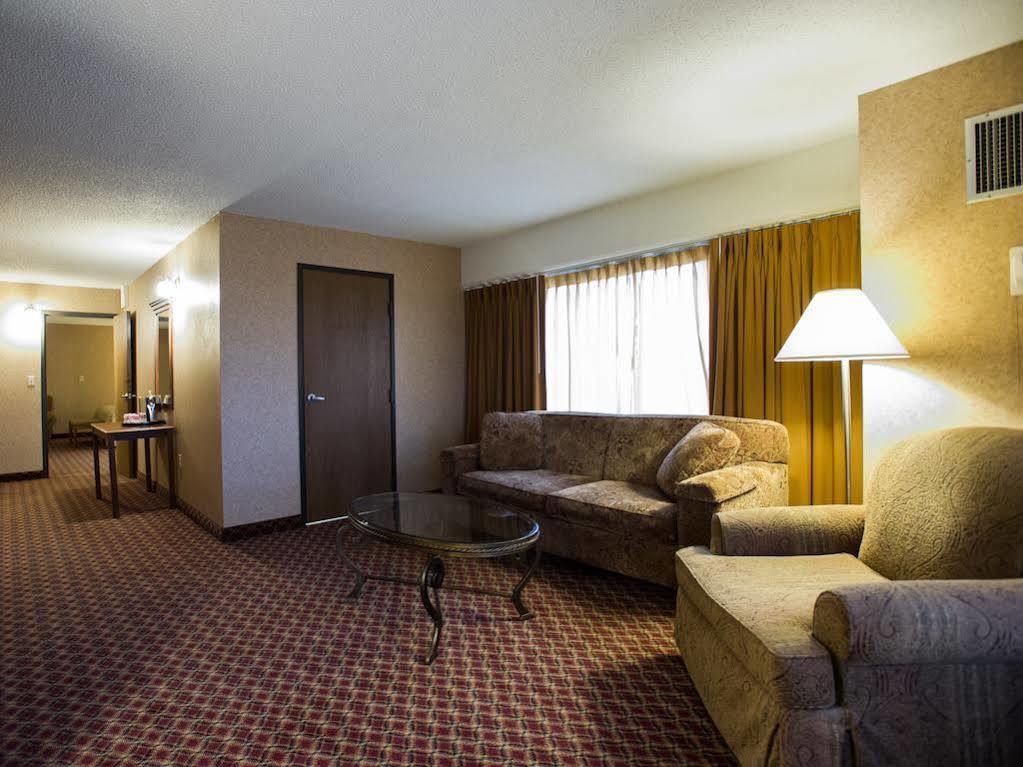 Ramada By Wyndham Topeka Downtown Hotel & Convention Center Exterior photo