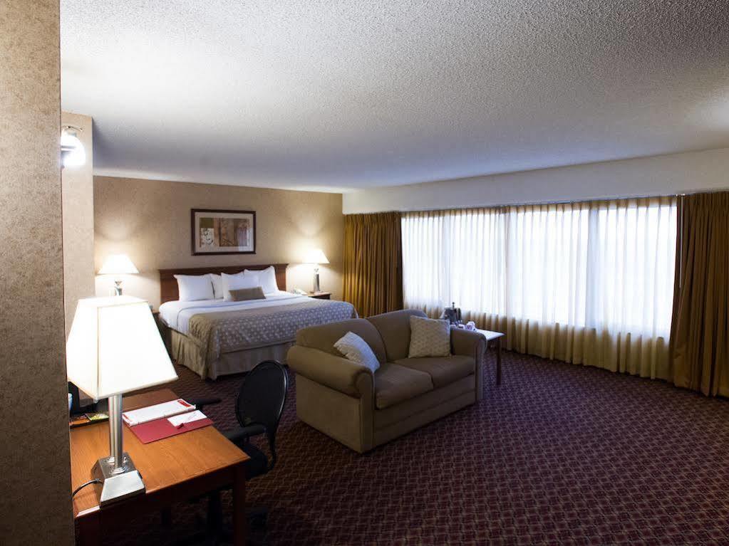 Ramada By Wyndham Topeka Downtown Hotel & Convention Center Exterior photo