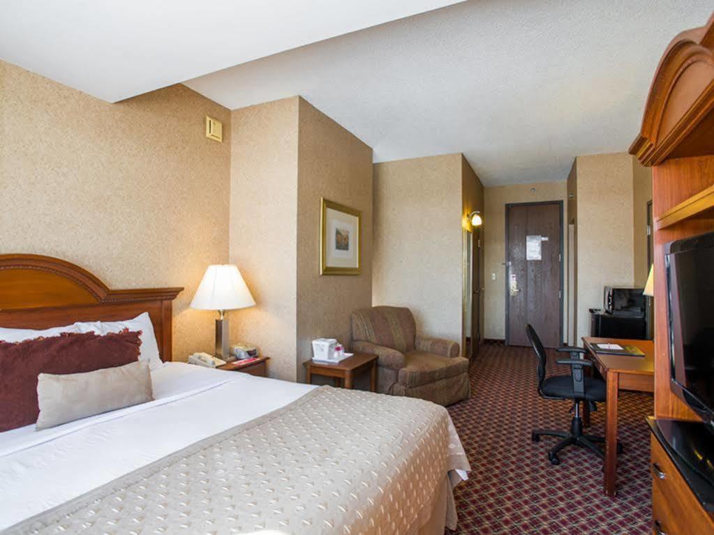 Ramada By Wyndham Topeka Downtown Hotel & Convention Center Exterior photo